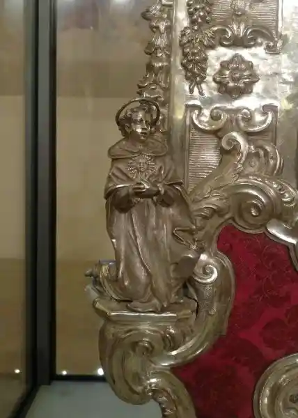 Child statue with halo on the head and sun on the chest